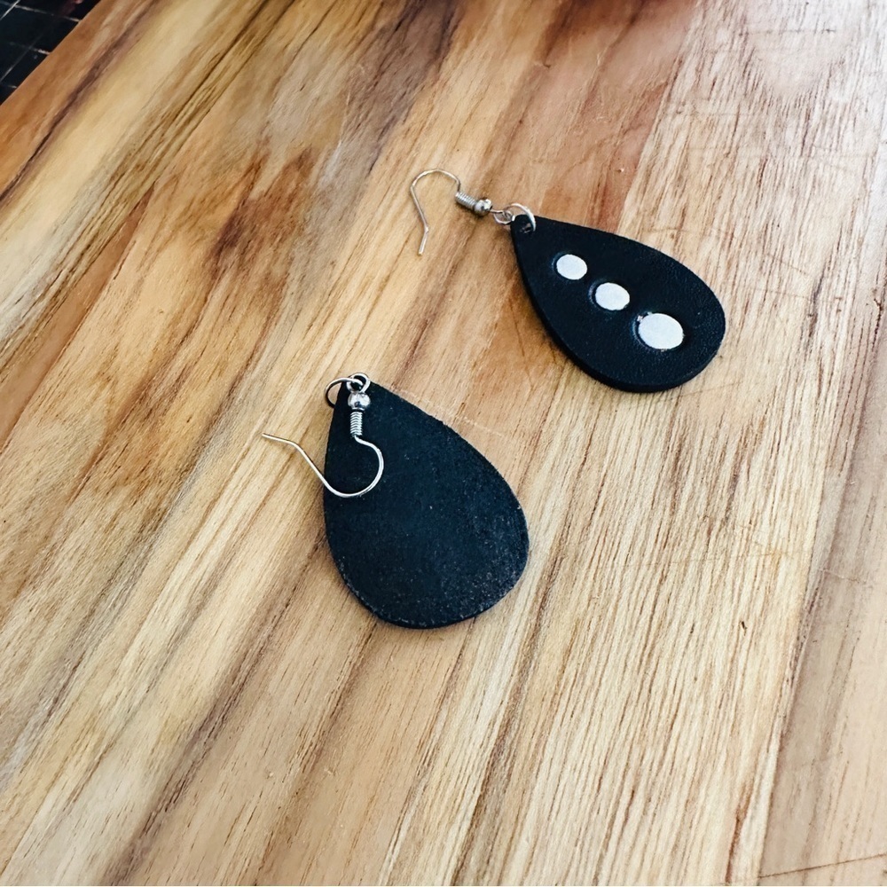 Boho Hand Crafted Style Hand Tooled Teardrop Leather Earrings Black & White - Picture 3 of 4